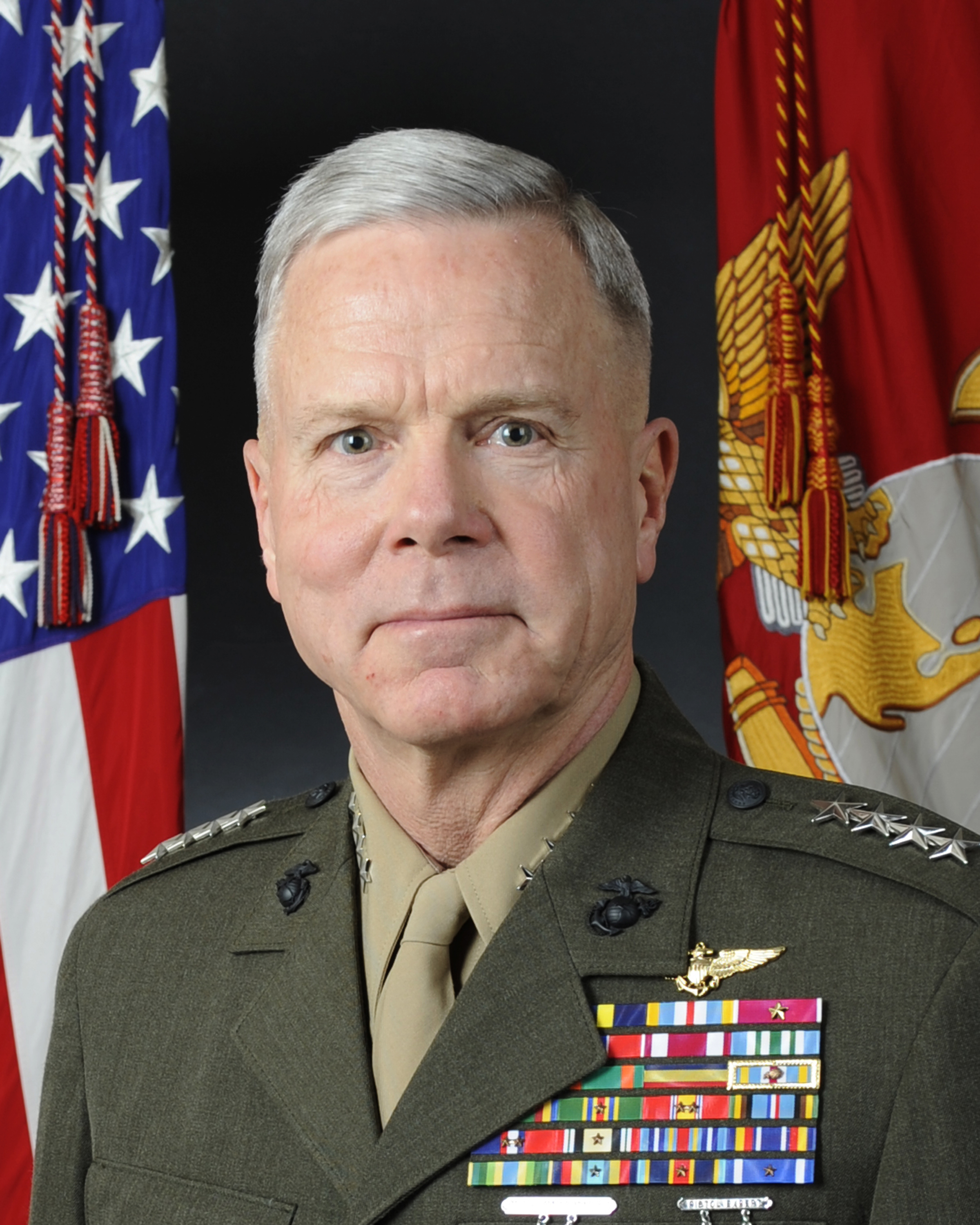 James F. Amos Foto