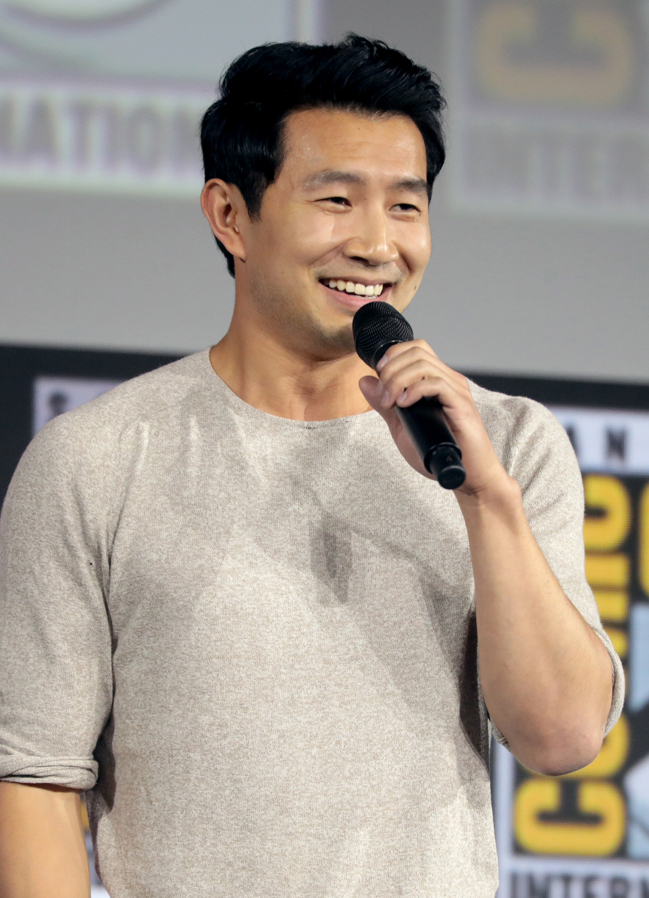 Simu Liu Foto