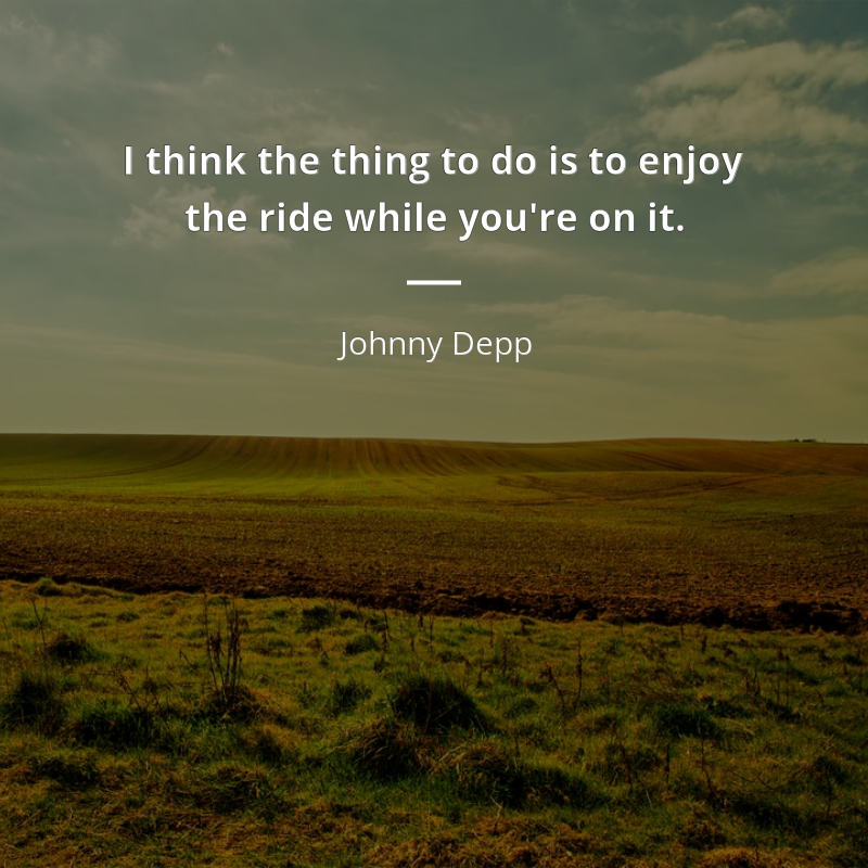 Johnny Depp frase: “I think the thing to do is to enjoy the ride while you're on it.”
