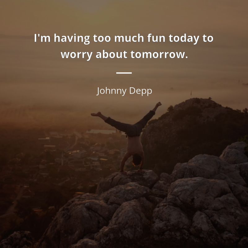 Johnny Depp frase: “I'm having too much fun today to worry about tomorrow.”