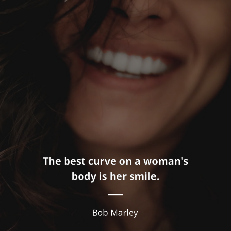 Bob Marley frase: “The best curve on a woman's body is her smile. ”