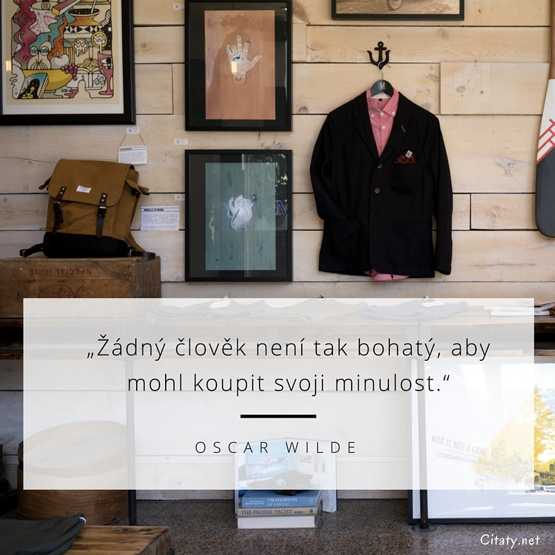 Oscar Wilde frase: „Žádný člověk není tak bohatý, aby mohl koupit svoji minulost.“